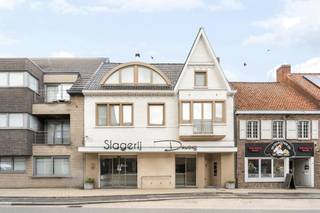 <p>Unieke combinatie van wonen en werken in het hart van Sint-Eloois-Vijve!<br /><br />Topgelegen handelspand (vroegere slagerij) met bovenliggende woonst, garage met uitweg, vlakbij de Leie.<br /><br />Indeling handelsgedeelte: aan de voorzijde bevindt zich op heden een volledig uitgeruste slagerij met stijlvolle winkelruimte. Aansluitend zijn er meerdere atelier- en werkruimtes voorzien. Achteraan op het gelijkvloers bevinden zich een extra keuken, een salon en diverse praktische bergruimtes. Veel potentieel voor allerhande (bedrijfs)doeleinden!<br /><br />Verder beschikt het pand over een ruime garage, een zijdoorgang naar de binnentuin en voldoende parkeergelegenheid zowel aan de voor- als achterkant van het pand.<br /><br />Indeling woonst: via een aparte inkom bereikt u het woongedeelte met een bewoonbare oppervlakte van ca. 250 m². De woonst omvat een royale en lichtrijke leefruimte, een volledig uitgeruste open keuken, 4 volwaardige slaapkamers, een stijlvolle badkamer en een prachtig zonneterras van meer dan 40 m² met zicht op de Leie. <br /><br />Dankzij de afzonderlijke ingang en aparte elektriciteitstellers kan de woonst perfect apart verhuurd worden.<br /><br />TROEVEN:<br /><br />- Unieke combinatie van handelszaak en ruime privéwoonst<br />- Commerciële ligging<br />- Ruim woongedeelte van ca. 250 m²<br />- 4 volwaardige slaapkamers<br />- Groot zonneterras van meer dan 40 m²<br />- Aparte toegang en aparte tellers voor handelszaak en woonst<br />- Garage, binnentuin en extra bergruimtes<br />- Centrale verwarming op aardgas<br />- Regenwaterrecuperatie (2 x 7.500 liter)<br />- Vijver met filterinstallatie<br />- Hoogwaardige afwerking met maatwerkkasten<br /><br />Kortom, een uitzonderlijke opportuniteit voor wie wonen en ondernemen wil combineren.<br /><br />Meer info of een bezoek? Neem gerust contact met ons op: charlotte@immobeguin.be</p>