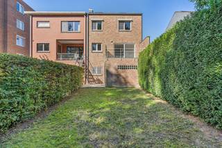 Deze goed onderhouden bel-etagewoning is gelegen op een perceel van 2a47ca in Kessel-Lo en combineert een rustige woonomgeving met een uitstekende bereikbaarheid. Dankzij de nabijheid van de E314, het Provinciaal Domein van Kessel-Lo, scholen, winkels en het station van Leuven woon je hier op een strategisch goede locatie.<br /><br />Via de inkomhal bereiken we op het gelijkvloers de wasruimte en de inpandige garage, waar twee wagens achter elkaar kunnen parkeren. Vanuit de garage is er rechtstreeks toegang tot de gezellige stadstuin, waar het aangenaam en rustig vertoeven is.<br /><br />Op de eerste verdieping geeft de overloop toegang tot een afzonderlijk gastentoilet, een lichtrijke leefruimte met zicht op het terras en de tuin, een aanpalende keuken en een handige bureauhoek.<br /><br />De tweede verdieping omvat drie slaapkamers en een badkamer. Onder het dak bevindt zich bovendien nog een volledig afgewerkte vierde slaapkamer met ingemaakte kasten — ideaal als extra slaapkamer, hobbyruimte of thuiskantoor.<br /><br />Verder beschikt de woning over een oprit voor één wagen en tal van comfortvoorzieningen zoals een goede EPC-score (B = 147 kWh/m²/jaar), rolluiken op de slaapkamers, een automatische sectionale garagepoort, een laadpaal voor een elektrische wagen en is de woning Asbestvrij ! Een ideale gezinswoning voor wie comfortabel wil wonen op een centrale locatie nabij Leuven.<br /><br />Aarzel niet en neem voor extra informatie of een bezoek contact op met Jan Schrijvers via 0495 18 95 81 of janschrijvers@immojanstas.be.<br /><br />Bijkomende info (EPC, bodemattest, elektriciteitsattest, enz...) kan U hier downloaden ↓