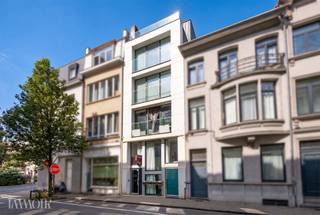 <p><span>Dit charmante duplexappartement is centraal gelegen in de Consciencestraat in Antwerpen, op wandelafstand van het Stadspark, ziekenhuis Sint-Vincentius, winkels, scholen en openbaar vervoer. Een ideale uitvalsbasis voor wie graag midden in de stad woont, met alle dagelijkse voorzieningen binnen handbereik.</span></p><p><span>Het appartement maakt deel uit van een kleinschalig gebouw uit 2017 met slechts vier entiteiten en biedt een bewoonbare oppervlakte van ca. 66 m², verdeeld over twee verdiepingen.</span></p><h3><span>Compact wonen, slim ingedeeld.</span></h3><p><span>Via de privatieve inkom bereik je langs de glazen trap de leefverdieping. Hier bevinden zich de gezellige woon- en eetkamer met aansluitend een ingerichte open keuken. Op deze verdieping bevindt zich eveneens een eerste slaapkamer, voorzien van airconditioning.</span></p><p><span>De onderste verdieping biedt plaats aan een tweede slaapkamer en een badkamer, uitgerust met douche, lavabomeubel en toilet. Dankzij de indeling over twee niveaus zijn de verschillende ruimtes op een aangename manier van elkaar gescheiden.</span></p><h3><span>Comfort in de stad.</span></h3><p><span>Het appartement beschikt over conforme elektriciteit, dubbele beglazing en airconditioning. Momenteel wordt het appartement verhuurd via Airbnb, wat het pand eveneens interessant maakt voor wie op zoek is naar een investering op een centrale locatie in Antwerpen.</span></p><p><span>Een compact en praktisch duplexappartement op een centrale locatie, ideaal als eigen stadsstek of investering.</span></p><h3><span>Benieuwd naar dit appartement?</span></h3><p><span>Neem contact op met Immoir voor meer informatie of een bezoek ter plaatse. <br /><br /></span></p>