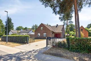 [[ DIT PAND NEEMT DEEL AAN DE ERA OPEN HUIZEN DAG OP 19/9 VAN 11:00 TOT 12:00 ]]
<p>Instapklare open bebouwing in een rustige en groene woonomgeving in Keerbergen.</p>

<p> </p>

<p>Deze verzorgde gerenoveerde woning combineert comfortabel wonen met een zeer rustige ligging in een residentiële wijk vlakbij het meer en de golf van Keerbergen. Met 4 slaapkamers en 2 badkamers biedt deze open bebouwing alle ruimte voor gezinnen. De prachtige tuin vormt een ideale plek om te ontspannen, te genieten van het groen en gezellig samen te zijn. Dankzij de praktische indeling, de lichtrijke leefruimte en de volledig ingebouwde keuken geniet je hier van aangenaam wooncomfort. Bovendien bevinden scholen en dagelijkse voorzieningen zich vlot bereikbaar in de omgeving.</p>

<p> </p>

<p>Belangrijkste ruimtes:</p>

<p>• Inkomhal met apart toilet</p>

<p>• Ruime woonkamer met veel lichtinval en zicht op de tuin</p>

<p>• Volledig ingebouwde keuken</p>

<p>• 4 volwaardige slaapkamers waarvan 1 op gelijkvloers</p>

<p>• Badkamer met ligbad/douche en dubbele wastafel in meubel op gelijkvloers</p>

<p>• Badkamer met douche, toilet en dubbele wastafel in meubel op verdieping</p>

<p>• Garage met plaats voor wagen en extra stockage</p>

<p>• Praktische berging met extra opbergruimte</p>

<p>• Prachtige tuin met ruimte voor ontspanning en buitenleven</p>

<p> </p>

<p>Troeven:</p>

<p>• Instapklare woning</p>

<p>• Residentiële omgeving</p>

<p>• Slaapkamer en badkamer op gelijkvloers</p>

<p> </p>

<p>Neem vandaag nog contact op voor een bezoek aan deze woning in Keerbergen.</p>

<p> </p>

<p>JOUW DROOMHUIS. ZO GEVONDEN!</p>