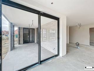 <p><span>Luxueus energiezuinig nieuwbouw appartement 0.1 gelegen in blok A </span></p><p><span> </span></p><p><span>Het gelijkvloers appartement heeft een oppervlakte van 120,5 m</span><span><sup>2</sup></span><span>, 3 slaapkamers, 2 badkamers en een terras zodat u steeds in alle rust van de omgeving kan genieten. </span></p><p><span>Ondergronds bevindt er zich een ruime parkeergarage met garageboxen, autostaanplaatsen en afzonderlijke bergingen.</span></p><p><span> </span></p><p><span>Ieder appartement is uitgerust met vloerverwarming  d.m.v. een lucht-water warmtepomp en met een mechanisch ventilatiesysteem type C+evo. </span></p><p><span>De BEN-eisen (bijna energie neutraal) worden gerealiseerd door bijzondere aandacht te geven aan luchtdichtheid, goede isolatie, zuinige verwarmingsinstallaties en zonnepanelen. Iedere unit wordt afgewerkt met hoogwaardige materialen. </span></p><p><span> </span></p><p><span>De indeling van het appartement/woning is als volgt:  een ruime leefruimte met aansluitend een open keuken (samen met een oppervlakte van ca. 42,5 m</span><span><sup>2</sup></span><span>), wasruimte/ berging, nachthal met toegang tot de 3 slaapkamers,</span></p><p><span>2 badkamers met douche en ligbad en een apart toilet.</span></p><p><span> </span></p><p><span>Verder bepaalt u zelf de 'look and feel' van uw eigen appartement door uw keuze te maken bij de aangegeven leveranciers.</span></p><p><span> </span></p><p><span>Prijs van het appartement</span></p><p><span>Grondwaarde:€ 112 000,00 (exclusief 12% RR)€ 125 440,00 (inclusief 12% RR)</span></p><p><span>Constructie waarde:€ 298 000,00 (exclusief 21% BTW)€ 360 580,00 (inclusief 21% BTW)</span></p><p><span>TOTAAL:</span><span>€ 410 000,00 (exclusief kosten)€ 486 020,00 (inclusief kosten)</span></p><p><span> </span></p><p><span>Voor een visualisatie van het volledige project werd een maquette gemaakt dat tentoongesteld wordt op het kantoor van Janssen en Janssen – Theo Verellenlaan 55, Gooreind Wuustwezel</span></p><p><span>Daarnaast zijn het lastenboek en plannen zijn op kantoor te verkrijgen na afspraak: tel 03/663 44 44</span></p><p><span> </span></p><p><span>Garagebox of autostaanplaats en berging zijn verplicht bij aan te kopen!</span></p><p><span> </span></p><p><span>Meer info op www.janssenenjanssen.be</span></p><p><span> </span></p><p><span> </span></p>