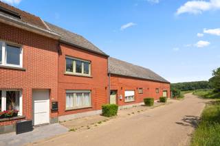 Unieke renovatiekans op uitzonderlijke locatie in Aarschot<br /><br />Op zoek naar een eigendom dat rust, privacy en een exclusieve ligging combineert met de mogelijkheid om uw droomwoning volledig naar eigen wens te realiseren? Dan is deze uitzonderlijke eigendom zonder twijfel een buitenkans, met de mogelijkheid een perceel landbouwgrond aan te kopen in de buurt van 100 meter van de woning, een perceel van bijna 2 hectare. <br /><br />Deze karaktervolle langgevelhoeve met een indrukwekkende gevelbreedte van maar liefst 23 meter bevindt zich op een werkelijk unieke locatie in Aarschot. Omringd door groen en natuur geniet u hier van een ongeëvenaarde rust en privacy, terwijl alle dagelijkse voorzieningen, het stadscentrum en de verbinding naar de autosnelweg richting Leuven en Brussel zich op korte afstand bevinden. Een zeldzame combinatie die slechts uitzonderlijk op de markt komt.<br /><br />De eigendom wordt aangeboden als een totaalrenovatieproject en biedt bijzonder veel potentieel. Een grote meerwaarde is dat de woning wordt verkocht inclusief een vergunde bouwvergunning en goedgekeurde plannen, waardoor u onmiddellijk aan de realisatie van uw droomproject kunt beginnen zonder lange administratieve procedures.<br /><br />Volgens de vergunde plannen wordt de woning omgevormd tot een exclusieve gezinswoning met een doordachte en hedendaagse indeling:<br /> 
<ul>
	<li>Ruime inkomhal</li>
	<li>Bureau of praktijkruimte</li>
	<li>Royale leefruimte met open keuken</li>
	<li>Garage</li>
	<li>Drie volwaardige slaapkamers</li>
	<li>Twee badkamers</li>
	<li>Diverse praktische berg- en leefruimtes</li>
</ul>
<br />De absolute blikvanger van deze eigendom zijn zonder twijfel de adembenemende vergezichten over de omliggende natuur. Dankzij de unieke inplanting geniet u dagelijks van een panoramisch uitzicht dat elk seizoen een ander decor biedt.<br /><br />TROEVEN: 
<ul>
	<li>Uitzonderlijke en rustige ligging</li>
	<li>Volledige privacy midden in het groen</li>
	<li>Indrukwekkende gevelbreedte van 23 meter</li>
	<li>Verkocht met vergunde bouwplannen</li>
	<li>Mogelijkheid om een exclusieve droomwoning te realiseren</li>
	<li>Drie slaapkamers en twee badkamers volgens vergunde plannen</li>
	<li>Vlotte verbinding naar Leuven, Brussel en belangrijke invalswegen</li>
	<li>Prachtige, blijvende natuurzichten</li>
	<li>Zeldzame eigendom met uniek karakter</li>
</ul>
Een eigendom voor wie geen genoegen neemt met het gewone en op zoek is naar een uitzonderlijke woonbeleving op een locatie die zelden beschikbaar komt.<br /><br />Interesse? info@lotemvastgoed.be | 0475 52 00 14<br />Ook uw woning verkopen? info@lotemvastgoed.be