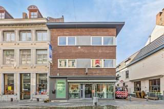 Wil jij graag je eigen zaak met woning in het centrum van Maaseik? Dan is dit je kans!Op een steenworp afstand van de Markt bevindt zich deze...
