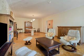 <p><span>WILRIJK : Ruim 3-slaapkamerappartement van 135m² met 2 badkamers op centrale locatie</span></p><p><span> </span></p><p><span>Op de eerste verdieping van een verzorgd gebouw aan het Rucaplein bevindt zich dit ruime en goed onderhouden appartement met drie volwaardige slaapkamers, twee badkamers en een praktische indeling. </span></p><p><span>Dankzij de royale leefruimtes en het aangename wooncomfort is dit een ideale thuis voor gezinnen of voor wie graag wat extra ruimte heeft.</span></p><p><span>Via de inkomhal bereik je de verschillende vertrekken van het appartement. De ruime en lichtrijke leefruimte biedt voldoende plaats voor zowel een gezellige zithoek als een volwaardige eetruimte. </span></p><p><span>Aansluitend bevindt zich de praktisch ingerichte keuken met voldoende werk- en opbergruimte. en toegang tot terras met een mooi groen zicht.</span></p><p><span>Het appartement beschikt over maar drie volwaardige slaapkamers. Hierdoor zijn er tal van mogelijkheden voor de inrichting van kinder-, logeer- of bureauruimte. </span></p><p><span>De aanwezigheid van twee badkamers vormt bovendien een belangrijke troef en zorgt voor extra comfort en privacy in het dagelijkse leven.</span></p><p><span>Het appartement is gelegen op de eerste verdieping en is daardoor ook eenvoudig bereikbaar via de trap. Daarnaast beschikt het gebouw over een conciërge en videofonie, wat bijdraagt aan het dagelijkse comfort.</span></p><p><span> </span></p><p><span>Kosten: </span></p><p><span>€295/maand: provisie water, verwarming, blokpolis, onderhoud, lift, en tuinonderhoud.</span></p><p><span>€22/maand voor het reservefonds.</span></p><p><span> </span></p><p><span>Bijzonderheden:</span></p><ul><li><span>Gunstig EPC-label B</span></li><li><span>Drie volwaardige slaapkamers</span></li><li><span>Twee badkamers</span></li><li><span>Veiligheidsdeur</span></li><li><span>Videofonie</span></li><li><span>Conciërge in het gebouw</span></li><li><span>Elektrische zonnetent</span></li><li><span>Goed onderhouden appartement</span></li><li><span>Bezoekers parking voor de deur </span></li><li><span>Parking en kelder inbegrepen in de vraagprijs</span></li></ul><p><span> </span></p><p><span>Ook de ligging is een absolute troef. Het Rucaplein bevindt zich op een centrale en goed bereikbare locatie, met winkels, scholen, openbaar vervoer en tal van dagelijkse voorzieningen in de nabije omgeving. Ook verschillende parken en groene zones bevinden zich op korte afstand, ideaal voor een wandeling of ontspanning in het groen. Dankzij de goede verbindingen bereik je bovendien vlot Antwerpen en de omliggende gemeenten.</span></p><p><span>Een ruim en comfortabel appartement met drie slaapkamers, twee badkamers, parking en kelder op een bijzonder praktische locatie!</span></p>