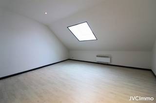 Composition :Hall d'entrée privatif : 7,92 m², cuisine équipée ouverte sur spacieux living : 32,95 m² , 2 chambres : 14,90 m² & 19,20 m² , salle de...