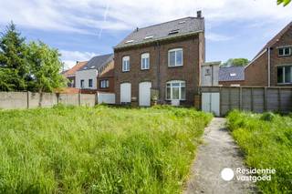 Welkom in de Poperbosstraat 16, waar dit imposante burgerhuis terug te vinden is. Gelegen in het centrum van Torhout, geniet deze eigendom van een uiterst centrale ligging. Supermarkten, scholen, openbaar vervoer met trein- en busverbindingen en tal van andere voorzieningen bevinden zich op wandel- en fietsafstand. Er is geen renovatieplicht wegens dat deze eigendom opgenomen is op de inventaris onroerend erfgoed.<br /><br />De eigendom is ingericht als 12 studentenkamers en biedt hierdoor een interessant investeringspotentieel. Mits een opfrissing kunnen de kamers opnieuw verhuurd worden, wat deze eigendom bijzonder interessant maakt voor investeerders.<br /><br />Tegelijk schuilt er in deze eigendom een potentieel voor wie droomt van een karaktervolle woning. Met de nodige renovatiewerken kan de oorspronkelijke grandeur opnieuw naar boven worden gebracht en kunnen de authentieke elementen opnieuw volledig tot hun recht komen.<br />De hoge plafonds, sierlijke kroonlijsten, decoratieve rozetten en authentieke houten plankenvloeren vormen slechts enkele van de karaktervolle elementen die deze eigendom te bieden heeft.<br /><br />De eigendom is gelegen op een perceel van 912 m². Achteraan bevindt zich een uitgestrekte tuin die, ondanks de centrale ligging, een rustige en groene omgeving biedt.<br /><br />Warm geworden van deze statige eigendom? Contacteer ons vandaag nog voor meer informatie of een bezoek ter plaatse!<br /><br />Neem voorsprong met een vrijblijvende schatting via:<br />www.residentievastgoed.be/gratisonlineschatten
