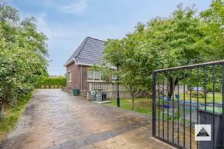 Goed gelegen kortbij de autostrade (1,2 km), op een perceel van 2.700 m² . Tegenover de Lidl.In een semi-commerciële residentiële omgeving.Voor dit...