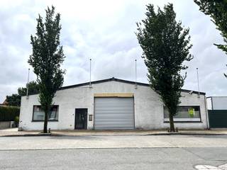 loods van +/- 450 m²15 m breed op 30 m diephoogte +/- 4 m1 sectionale toegangspoort van 3 m hoog en 3,70 m breedmet bureeltje van 20 m²toiletbetonnen...