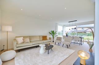 Hectaar realiseert een exclusief woonproject op een centrale en rustige locatie in Belsele, omgeven door groen. Lot 01 betreft een energiezuinige open bebouwing op een ruim perceel van 580m², met een bewoonbare oppervlakte van 161,76m² en een vaste trap naar de zolderverdieping van 46,08m², die de mogelijkheid biedt tot verdere afwerking.<br /><br /><strong>Indeling van de woning</strong><br />Gelijkvloers: inkomhal met gastentoilet, ruime berging met aparte inkomdeur, lichtrijke leefruimte met open keuken<br />Verdieping: nachthal met afzonderlijk toilet, drie volwaardige slaapkamers (13,80m² - 11,93m² - 11m²), ruime badkamer met ligbad, inloopdouche en dubbele lavabo<br />Zolder: vaste trap naar de zolderverdieping (46,08m²) – afwerkingsmogelijkheden naar eigen wens<br /><br /><strong>Duurzaam en comfortabel wonen</strong><br />- Energiezuinige bouw – klaar voor de toekomst<br />- Vloerverwarming op het gelijkvloers<br />- Zonnepanelen inbegrepen<br />- Regenwaterput van 10.000L – aangesloten op toiletten, wasmachine en buitenkraan<br />- Centrale ligging – vlotte verbinding met voorzieningen en openbaar vervoer<br />- Groene omgeving – rust en ruimte verzekerd<br />- Inclusief private parkeerplaats – centraal gelegen op het woondomein<br /><br />Bent u op zoek naar een ruime en energiezuinige nieuwbouwwoning in een groene, rustige omgeving?<br />Ontdek de plannen op www.hectaar.be of neem contact met ons op voor meer informatie en een persoonlijke afspraak.