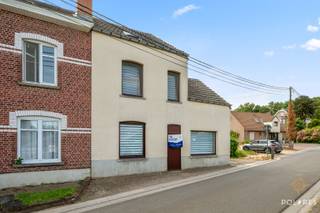 *** RESERVEER UW BEZOEK VIA WWW.POLARES ***<br /><br />Bent u op zoek naar een verzorgde, instapklare woning op een uitstekende locatie? Dan is deze charmante woning in Overijse zeker een bezoek waard. Gelegen op een centrale ligging tussen Overijse en Hoeilaart, vlak bij de oprit van de E411 en op slechts 1,5 km van alle belangrijke supermarkten (Colruyt, Delhaize, Aldi, ...), geniet u hier van een ideale combinatie van bereikbaarheid en wooncomfort.<br />Deze compacte woning werd doorheen de jaren met de grootste zorg onderhouden en is volledig instapklaar. Bovendien werden al heel wat belangrijke investeringen uitgevoerd: volledige dubbele beglazing, nieuwe keuken, nieuwe badkamer (2022), en een recente Vaillant-gasketel (2024).<br /><br />Op het gelijkvloers vindt u een inkomhal, een praktische keuken, een gezellige eetkamer met zithoek en een moderne badkamer met douche, lavabo en toilet.<br />De eerste verdieping beschikt over twee bijzonder ruime slaapkamers. Eén van de slaapkamers biedt via een vaste trap toegang tot de zolderverdieping. Deze ruimte biedt een mooie opportuniteit om, mits inrichting, nog twee extra slaapkamers, een hobbyruimte of een thuiskantoor te creëren.<br /><br />Achteraan bevindt zich een gezellige, volledig zuidgerichte tuin waar u de hele dag van de zon kunt genieten. De tuin is compact en daardoor onderhoudsvriendelijk, maar tegelijk een heerlijke plek om te ontspannen.<br /><br />Dankzij de uitstekende staat van onderhoud, de uitbreidingsmogelijkheden en de gunstige ligging is deze woning ideaal als starterswoning, voor een alleenstaande of voor een koppel dat op zoek is naar een comfortabele woning met toekomstpotentieel.<br /><br />Een instapklare woning met veel troeven op een topligging. <br />Plan vandaag nog uw bezoek en ontdek zelf wat deze woning te bieden heeft!