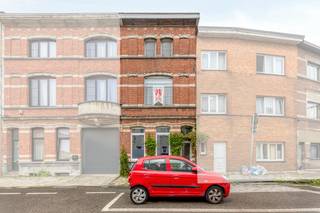 Te koop in Deurne - een te renoveren huis gelegen aan de Tweemonstraat 24 - met 3 ruime slaapkamers die eventueel kunnen ingedeeld worden als aparte studio op de bovenverdieping van dit huis te koop.<br /><br />De indeling van dit te koop aangeboden huis in Deurne is als volgt:<br /><br />Gelijkvloers:<br /><br />-inkomhal<br />-woonkamer<br />-eetkamer<br />-keuken <br />-apart toiet<br />-kleine achterliggende koer<br />-ruime kelder<br /><br />Eerste verdieping:<br /><br />-ruime slaapkamer <br />-ruime badkamer<br /><br />Tweede verdieping:<br /><br />-2 slaapkamers die eventueel kunnen ingedeeld worden als aparte studio<br /><br />Voor een dagje Antwerpen stad met het gezin, kan je gemakkelijk het openbaar vervoer nemen.<br />Winkels, bakkers, beenhouwers en meer bevinden zich op loopafstand.<br /><br />EPC Tweemontstraat 24 : 289 kWh / (m² jaar) (C)<br /><br />Ben jij geïnteresseerd in dit vastgoed te koop in Deurne? Aarzel dan niet om ons te contacteren. Het Dewaele vastgoedkantoor van Deurne aan de Turnhoutsebaan staat graag tot uw dienst.<br />Had u graag een gratis schatting van uw eigendom? bel ons voor een vrijblijvend gesprek op 03/666.66.66 of mail naar deurne@dewaele.com<br /><br />Bestuursmaatregelen in het maatregelenregister: in aanvraag<br />Vastgoedinlichtingen: in aanvraag<br /><br /><br />Bestuursmaatregelen in het maatregelenregister: nee