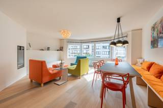 Prachtig gerenoveerd appartement op de Lippenslaan in Knokke<br />Gelegen vlak in het centrum van Knokke, biedt dit prachtig gerenoveerde appartement alles wat je zoekt: stijl, comfort en een perfecte ligging. Bij winkels, restaurants en op wandelafstand van het strand.<br />Indeling:
<ul>
	<li>Ruime en uitnodigende inkomhal met handige ingemaakte kasten</li>
	<li>Moderne open keuken met kookeiland, volledig uitgerust met topapparatuur van het merk Miele</li>
	<li>Lichtrijke en comfortabele woonkamer met eet- en zithoek, met uitzicht op de Lippenslaan</li>
	<li>Twee royale slaapkamers, beide voorzien van praktische inbouwkasten</li>
	<li>Extra slaapruimte in de tweede slaapkamer met 2 extra bedden, ideaal voor gasten of kinderen</li>
	<li>Elegante badkamer met inloopdouche en wastafel</li>
	<li>Apart gastentoilet </li>
</ul>
Gelegen op de prestigieuze Lippenslaan, centraal in Knokke en dicht bij alle voorzieningen<br />Recent volledig gerenoveerd met hoogwaardige afwerking, instapklaar, zorgvuldig ingericht met veel bergruimte.<br />Dit appartement is ideaal voor wie op zoek is naar een stijlvolle, functionele woning in een gewilde omgeving.<br />Neem contact met ons op voor meer informatie of om een bezichtiging te plannen!<br />Ref. A1041