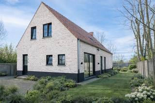 Een woning die nog wordt gebouwd, maar waarvan het gevoel nu al klopt.In Oelegem ontstaat een nieuwbouwwoning die meer is dan een technische fiche...