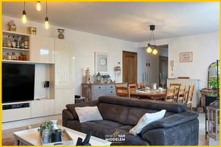 Immo Van Middelem verhuurt dit instapklare duplex appartement (± 96 m²) met 2 kamers en terras. De ligging biedt tal van troeven: handelaars...