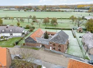 Deze karaktervolle vierkantshoeve, gelegen in het landelijke Vliermaalroot (Hasselt), combineert authentieke charme met een mooie dosis ruimte en potentieel. De woning dateert oorspronkelijk uit 1930 en werd doorheen de jaren zorgvuldig gerenoveerd, met respect voor haar erfgoedwaarde. Zo werden dak en muren van de schuur al volledig gerenoveerd. <br />De woning biedt een bewoonbare oppervlakte van ca. 175 m² (bron EPC), het totale bruikbare volume van de hoeve bedraagt circa 375 m2. Binnenin vinden we drie slaapkamers en een badkamer. De hoeve werd deels voorzien van pvc-ramen met dubbel glas. <br />De ruime tuin, georiënteerd op het oosten en grenzend aan een agrarische zone biedt veel rust en privacy. De aanwezige garage biedt extra comfort en opbergruimte.<br /><br />Met haar authentieke uitstraling, royale perceel en gunstige ligging is deze woning ideaal voor gezinnen die op zoek zijn naar rust, ruimte en karakter. Met enkele energiebesparende ingrepen en een persoonlijke touch kan deze hoeve worden omgevormd tot een prachtige gezinswoning met ziel in hartje Hasselt. Dankzij de ruime oppervlakte is ook wonen en werken zeker een optie!<br /><br />Buitengewone kenmerken:<br />- Authentieke vierkantshoeve<br />- 375m2 bruikbare oppervlakte<br />- Gerenoveerde schuur<br />- Rustige ligging<br />- Goed bereikbaarheid<br />- Zolder om te vormen naar kamers