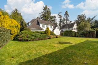 <strong>Karaktervolle woning op ruim perceel van 27 are te Oud-Turnhout</strong><br /><br />Deze charmante woning biedt de ideale combinatie van ruimte en comfort. Het huis is gelegen op een royaal perceel van maar liefst 27 are, perfect voor wie op zoek is naar een rustige, groene omgeving met veel mogelijkheden.<br /><br />Op de benedenverdieping betreed je de woning via de ruime inkomhal die toegang geeft tot de ruime leefruimte, die grenst aan een praktische keuken. Verder is er een ruime bureauruimte , ideaal voor thuiswerken of vrij beroep. De inpandige garage biedt voldoende ruimte voor je voertuigen of opslag.<br /><br />Op de eerste verdieping bevinden zich drie ruime slaapkamers, een badkamer, apart toilet en een zolderkamer die tal van mogelijkheden biedt, bijvoorbeeld als extra slaapkamer, hobbyruimte of kantoor.<br /><br />Ben je op zoek naar een woning met karakter en veel potentieel? Dan is deze woning zeker de moeite waard om te bezichtigen! Neem snel contact op voor meer informatie of een afspraak.<br /><br />Dit pand is onderworpen aan de renovatieverplichting van de Vlaamse overheid voor residentiële gebouwen (behoudens bij sloop binnen 5 jaar na de aankoop). Consulteer voor meer informatie de website van het Vlaams Energie- en Klimaatagentschap via https://www.vlaanderen.be/een-huis-of-appartement-kopen/renovatieverplichting-voor-residentiele-gebouwen