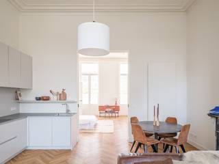 <strong>Toplocatie – Sint-Pietersplein. Bijzonder karaktervol, instapklaar 1-slaapkamerappartement met herenhuisgevoel en kwalitatief terras.</strong><br /><br /><em>Voor meer informatie: mail naar info@carloeggermont.be.</em><br /><br />Dit gebouw, een kleine residentie, bestaat uit vijf entiteiten waarvan er vier te koop worden aangeboden. Deze te koop aangeboden entiteiten bestaan uit drie bijzonder kwalitatief gerenoveerde appartementen met buitenruimte en een studio in een standingvol herenhuis.<br /><br />Het pand bevindt zich op een van de meest gegeerde locaties in Gent, namelijk het Sint-Pietersplein.<br /><br />Dit pand werd in 2018 bijzonder grondig gerenoveerd met oog voor detail. Het biedt een perfecte balans tussen hedendaags comfort en het behoud van originele elementen. Reeds bij het betreden van het gebouw ervaren we het herenhuisgevoel: prachtige originele terrazovloeren, moulures, hoge plafonds…<br /><br />Dit appartement, gelegen op de eerste verdieping, biedt een bijzonder aangename beleving dankzij het doorzoneffect, met zicht op de achtergelegen aangelegde tuin en een weids zicht over het Sint-Pietersplein.<br /><br />Een bijzonder geslaagde symbiose tussen hedendaags comfort en het gevoel van een herenhuis dankzij onder andere de hoge plafonds met moulures en het behoud van originele schouwen. Aan de achterzijde van het appartement vinden we een uitgeruste keuken, eetplaats en woonkamer, die vervolgens toegang biedt tot het terras (9 m²).<br /><br />Gekoppeld aan deze ruimte vinden we een enorm ruime slaapkamer met plaats voor een dressing, bureau… Grote dubbele schuifdeuren zorgen ervoor dat deze ruimte verbonden kan zijn of compleet afgesloten. Aansluitend aan de slaapkamer vinden we de badkamer, voorzien van een dubbele wastafel en inloopdouche, en een praktische berging met toilet.<br /><br /><u>Daarnaast is het pand uitgerust met een lift, fietsenberging en praktische kelderbergingen, wat zorgt voor het nodige comfort.</u><br /><br /><strong>Kortom, een bijzondere opportuniteit voor wie op zoek is naar een appartement voor eigen gebruik of een waardevaste investering.</strong>