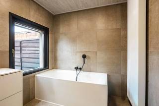 Prachtige volledige gerenoveerde woning met 3 slaapkamers te koop aan de rand van Geraardsbergen, in rustige straat. De woning werd met veel smaak, perfect afgewerkt. Deze bestaat uit een inkomhal, een ruime living, een nieuwe en volledig uitgeruste keuken met ruimte voor eetplaats, een berging voor wasmachine en droogkast, een ruimte voor de technieken, een nieuwe badkamer met dubbele lavabo, douche en bad, apart toilet .Een terras en grote tuin met tuinhuis. Op de eerste verdieping bevinden zich 2 slaapkamers, ramen voorzien van rolluiken. Op de 2e verdieping is een zeer grote en aangename slaapkamer. Kelder aanwezig. Regenwaterput van 2000L.<br />Heeft u interesse? Bel of mail naar Jordi Devos 0477/32.61.53 of jordi@cornelis-goeman.be