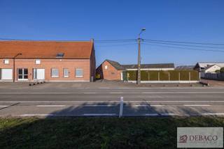 Deze woning is gelegen op een perceel van 8.837 m² en combineert ruimte met een mooi perceel weiland.Binnen in de woning word je verwelkomd in de...