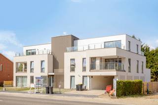 “Project D’Ora”, een uniek project bestaande uit 8 BEN-appartementen waar de nadruk ligt op de prachtige afwerkingsgraad in combinatie met riante terrassen. <br /><br />Dit centraal gelegen nieuwbouwproject bevindt zich op een uitstekende locatie net buiten centrum Aarschot, nabij winkels, scholen alsook openbaar vervoer en stationsbuurt. <br /><br />Eveneens vlotte verbinding richting omliggende grootsteden zoals Leuven, Hasselt en Brussel, wat ideaal is voor het woon-werkverkeer alsook vlakbij oprit autostrade E314 en andere verbindingswegen.<br /><br />In totaliteit zullen er 8 BEN-appartementen ontwikkeld worden met oppervlaktes van 66 m² tot 103 m² allen voorzien van hoogwaardige afwerking. Parkeergelegenheid vinden we in een ondergrondse parkeergarage met aansluitend privatieve bergingen.<br /><br />De riante terrassen alsook privatieve tuinen zorgen hier voor de nodige hedendaagse luxe en prachtige buitenatmosfeer. <br /><br />De hoogwaardige, unieke en stijlvolle afwerking met oog voor de toekomstige normen en energiezuinigheid vormen de basis van dit opmerkelijk geheel. Dit alles maakt deel uit van het exceptioneel lastenboek.<br /> <br />Ideale opportuniteit als opbrengsteigendom met gunstig rendement!<br /><br />Een project waar iedere/elke leeftijdscategorie zich op slag zal thuis voelen!<br /><br />Bent u ook nieuwsgierig? Aarzel dan niet om contact op te nemen voor verdere vrijblijvende informatie of een bespreking op kantoor.