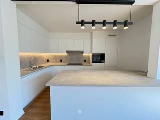 <p><span>SINT-AMANDSBRG - </span><span>Bent u op zoek naar een ruim duplex appartement met groot terras? </span></p><p><span>Dan is dit pand mogelijk iets voor u. </span></p><p><span> </span></p><p><span>De belangrijkste kenmerken in een notendop: </span></p><ul><li><span>Lichtrijk appartement</span></li></ul><ul><li><span>Zonnig terras van 60m²</span></li><li><span>Volledig gerenoveerd in 2026 (nieuwe keuken, badkamer, schilderwerken, verlichting ...)</span></li><li><span>Vlot bereikbaar, winkels en handelszaken op wandelafstand</span></li><li><span>Gelegen op een boogscheut van het centrum van Gentbrugge en Sint-Amandsberg</span></li></ul><p><span> </span></p><p><span>Zo ziet het pand eruit: </span></p><p><span>Dit duplex appartement is gelegen op de tweede verdieping en bereikbaar via zowel de trap als de lift, die uitkomt in een private inkomhal met gastentoilet. Vanuit de inkomhal betreedt u de lichtrijke woonkamer met aansluitend een volledig uitgeruste keuken. De keuken beschikt over een inductiekookplaat, dampkap, combi-oven en koelkast.</span></p><p><span> </span></p><p><span>Op de bovenverdieping bevinden zich een apart toilet, een slaapkamer en aansluitende de badkamer voorzien van een wastafel en douche. </span></p><p><span> </span></p><p><span>Een absolute troef is het uitzonderlijke ruime en volledige private daktterras van maar liefst 60m². Tot slot beschikt het appartement over een ruime kelderberging en een afgesloten plaats voor de fietsen.</span></p><p><span> </span></p><p><span>Onmiddellijk beschikbaar </span></p><p><span>Huurprijs: €1.280</span></p><p><span>Excl. elektriciteit, gas en water<br /><br /></span></p><p><span>Interesse? </span><span>Voor een bezoek ter plaatse, vul het huurprofiel in via onze website</span><span>: <span>www.axellenaerts.be/huren</span></span><span> </span></p><p><span> </span></p><p><span> </span></p>