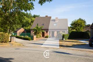 <p>Habitat semi-détaché dans un quartier résidentiel calme à Drongen.</p><p>C'est dans le quartier paisible de Varendrieskouter que se trouve cette agréable maison semi-ouverte.</p><p>La maison dispose d’un espace de vie lumineux qui s’ouvre agréablement sur la cuisine et la véranda. À côté de la cuisine se trouve un débarras pratique donnant accès à la cave. Depuis la véranda, vous profitez d’une vue agréable et d’un accès facile au jardin avec terrasse, idéal pour profiter du plein air.</p><p>Cette propriété comprend quatre chambres à coucher spacieuses et une salle de bains équipée à la fois d’une baignoire et d’une douche.</p><p>Outre le garage spacieux, vous disposez également d’une allée privée.</p><p>En résumé : une maison familiale spacieuse située dans un endroit calme, avec quatre chambres et un agréable espace extérieur.<br />Cette maison vous intéresse ? N’hésitez pas à nous contacter pour organiser une visite. À bientôt !</p>