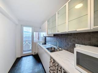 Op zoek naar een centrale plek waar u zich direct thuis voelt? Dit appartement aan de Hubert Frère-Orbanlaan combineert een uitstekende bereikbaarheid met een zeer aangename woonervaring. Gelegen op de vijfde verdieping, geniet u hier van een open zicht en blijft het geluid van de stad op een aangename afstand. U bevindt zich hier op een van de meest strategische locaties van Gent: het historische centrum ligt op wandelafstand en u heeft een directe verbinding met de belangrijkste invalswegen en snelwegen (E17/E40).Het appartement heeft een logische en fijne indeling. De ruime woonkamer valt meteen op door de grote raampartij, die zorgt voor een overvloed aan natuurlijk licht. Er zijn twee volwaardige, ruime slaapkamers aanwezig. Een extra troef is het terras aan de achterzijde van het gebouw. Dit grenst aan de grootste slaapkamer en bevindt zich aan de rustige kant, waardoor het de ideale plek is om na een drukke dag even volledig te ontspannen. Indeling van het appartement:Inkomhal – woonkamer – keuken - terras 1 – slaapkamer 1 - terras 2 – slaapkamer 2 – badkamer – toilet - bergingPraktische info:Maandelijks voorschot: € 100,00 (voor privatief verbruik van verwarming en water).Onmiddellijk beschikbaar!