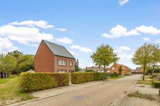 🏡 Op te frissen woning met potentieel – centraal en landelijk gelegenDeze ruime woning biedt een uitstekende kans voor wie op zoek is naar een...