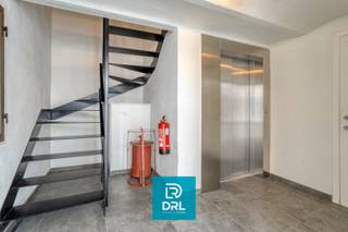 <strong>Uitzonderlijke loft van 232 m² op historische brouwerijsite in hartje Brugge</strong><br />Op een verborgen en bijzonder karaktervolle locatie in het historische centrum van Brugge bevindt zich deze exclusieve loft van maar liefst 232 m², gelegen op de voormalige site van brouwerij 't Hamerken. Een zeldzame eigendom waar industrieel erfgoed, architecturale authenticiteit en hedendaags wooncomfort elkaar perfect ontmoeten.<br /><br />De loft werd de afgelopen jaren grondig gerenoveerd met respect voor haar unieke karakter. Authentieke staalstructuren, zichtbare betongewelven, warme houtaccenten en hoogwaardige materialen zorgen voor een indrukwekkende woonbeleving. De royale open leefruimte vormt het hart van de woning en biedt een uitzonderlijk gevoel van ruimte, licht en vrijheid.<br /><br />De eigendom beschikt over twee volwaardige slaapkamers en twee stijlvolle badkamers, waardoor comfort en privacy gegarandeerd zijn. De combinatie van een warmtepomp en vloerverwarming zorgt voor een energiezuinig en aangenaam binnenklimaat gedurende het hele jaar.<br />Via de grote glaspartijen loopt de leefruimte naadloos over in een gezellig en privatief terras, een zeldzame troef midden in de Brugse binnenstad.<br /><br />Gelegen tussen het Verbrand Nieuwland en de Langestraat woont u hier op wandelafstand van de Markt, de Reien, restaurants, winkels en culturele hotspots, terwijl de rustige ligging op de voormalige brouwerijsite 't Hamerken zorgt voor maximale privacy en rust.<br /><br />Als absolute meerwaarde beschikt deze exclusieve loft over twee ondergrondse staanplaatsen (niet inbegrepen in de vraagprijs). Deze kunnen apart aangekocht worden aan 60.000 euro per staanplaats.<br /><br /><strong>Troeven</strong>
<ul>
<li><span>Exclusieve loft van 232 m² </span></li>
<li><span>Voormalige brouwerijsite 't Hamerken </span></li>
<li><span>Volledig gerenoveerd </span></li>
<li><span>2 slaapkamers </span></li>
<li><span>2 badkamers </span></li>
<li><span>Warmtepomp en vloerverwarming </span></li>
<li><span>Privatief terras </span></li>
<li><span>Authentieke industriële architectuur </span></li>
<li><span>2 ondergrondse staanplaatsen </span></li>
<li><span>Topligging in historisch Brugge</span></li>
</ul>
Meer info of een bezoek inplannen? Contacteer DRL VASTGOED, 050 65 95 95 of info@drlvastgoed.be<br />