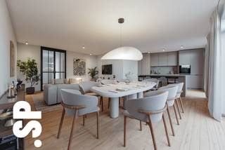 Gelijkvloers appartement te koop in residentie 'OLMSEBAAN'.<br /><br />Ontdek dit gelijkvloers appartement met ruim terras in de nieuwe residentie ‘OLMSEBAAN’. De indeling omvat een inkomhal, twee comfortabele slaapkamers, een moderne badkamer, een apart toilet, een ruime en lichtrijke woonkamer met open keuken, en een praktische berging/wasplaats.<br /><br />Het gebouw is uitgerust met een lift en biedt diverse parkeermogelijkheden aan de rechterzijde van het gebouw: autostaanplaatsen, carports en garages zijn apart aan te kopen.<br /><br />De appartementen worden opgetrokken met ecologisch verantwoorde materialen en voldoen aan de BEN-norm (Bijna-EnergieNeutraal) met een E-peil lager dan 30. Hiervoor worden ze uitgerust met milieuvriendelijke technieken.<br /><br />Centraal gelegen op wandelafstand van het centrum, met een vlotte verbinding naar in- en uitvalswegen.<br /><br />Verkoop onder BTW-stelsel, mogelijkheid tot toepassing van het 6% btw-tarief. Een ideale opportuniteit, zowel voor starters als voor investeerders.<br /><br />De afgebeelde beelden en materialen zijn bedoeld ter inspiratie en kunnen afwijken van de definitieve oplevering.<br /><br />Voor meer informatie of een bezoek ter plaatse, kan u contact opnemen met IMMO SP via 014 59 10 20 of mailen naar jill@immosp.be. Benieuwd naar de waarde van uw eigen woning? Vraag vrijblijvend een gratis verkoopanalyse aan – wij helpen u graag verder!