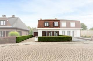 <p>Deze halfopen bebouwing combineert een aangenaam gevoel van ruimte en privacy met de warme uitstraling van een comfortabele gezinswoning. De woning beschikt over drie slaapkamers, een praktische indeling en een veranda die zorgt voor extra leefruimte en veel natuurlijk licht. De tuin vormt een mooie verlenging van de leefruimte en biedt volop mogelijkheden om buiten te ontspannen, gezellig te tafelen of te genieten van zonnige dagen. De garage is een belangrijke meerwaarde voor veilig parkeren aan de woning en extra opslagruimte voor fietsen of materiaal. Dankzij de functionele indeling en de aangename woonomgeving is dit huis een interessante keuze voor wie een woning in Beveren-Kruibeke-Zwijndrecht wil kopen.</p>

<p>Belangrijkste ruimtes:<br />• Living met aangename leefruimte en veel mogelijkheden voor een gezellige inrichting.<br />• Keuken uitgerust met dubbele spoelbak, dampkap en elektrische oven.<br />• Veranda met zonnewering en zicht op de tuin.<br />• Wasplaats met aansluiting voor wasmachine en droogkast.<br />• Apart toilet met handenwasser.<br />• Badkamer voorzien van ligbad en toilet.<br />• 3 slaapkamers geschikt als kinder-, logeer- of bureauruimte.<br />• Garage met praktische bergruimte en parkeermogelijkheid.<br />• Zolder met extra opslagmogelijkheden.</p>

<p>Troeven:<br />• Halfopen bebouwing met extra ruimtegevoel en privacy.<br />• Aangename tuin als verlengstuk van de leefruimte.<br />• Garage voor veilig parkeren en extra opslag.</p>