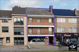 <u><strong>Ruim en zeer goed onderhouden triplex met veel mogelijkheden op goed bereikbare locatie in het gezellige Diepenbeek </strong></u><br /><br /><strong>Troeven</strong>
<ul>
<li>Zeer ruim en instapklaar triplex-appartement</li>
<li>Maar liefst 5 niveaus met veel mogelijkheden (kelder en zolder inbegrepen)</li>
<li>Inpandige garage en 'gemeenschappelijke' tuin</li>
<li>Gevoel van een Bel-etage woning</li>
<li>Uitstekende ligging nabij E313, Diepenbeek-centrum en omliggende steden</li>
<li>Mogelijkheid tot creëren van extra slaapkamer(s) of leefruimte(s)</li>
<li>Woning eveneens te bereiken via de achterzijde van het gebouw</li>
<li>Mooie natuurgebieden op wandelafstand: de Caetsweyers & Dauteweyers </li>
</ul>
<br />“Genieten van het leven” dat is wat je kan doen in Diepenbeek: je krijgt er een pak natuur en ontelbare kilometers wandel- en fietspaden gratis aangeboden.<br /><br />Verheugd laten we jullie kennismaken met deze 'triplex'. Dit zeer ruim en goed onderhouden appartement (triplex) is gelegen langs de Nieuwstraat (N76 Genk–Borgloon). Vanuit deze locatie bereik je snel het centrum van Diepenbeek, de E313-autosnelweg en omliggende steden zoals Hasselt, Genk en Bilzen. Het pand bestaat uit maar liefst vijf niveaus, waarvan een deel behoort tot de pizzeria op het gelijkvloers. Het appartement is ook bereikbaar via de achterzijde, waar zich de inpandige garage en de 'gemeenschappelijke' tuin bevinden.<br /><br />Via de gelijkvloerse verdieping ( niveau 0) vind je de inkomhal, die toegang biedt tot de garage, de tuin en de traphal. Van hieruit kan je zowel naar de bovenliggende verdiepingen als naar de ruime, praktische kelder (niveau -1).<br /><br />De eerste verdieping (niveau 1) omvat de traphal, een apart toilet, een L-vormige woonkamer die zich uitstrekt over de volledige breedte van het gebouw, een ruime en volledig uitgeruste keuken, een bijkeuken/berging en een terras met zicht op de tuin.<br />Op de tweede verdieping (niveau 2) bevinden zich twee slaapkamers aan de straatzijde, centraal de traphal en achteraan een derde slaapkamer en een badkamer met douche, toilet en wastafel.<br />De derde verdieping (niveau 3) is momenteel ingericht als zolderruimte, maar biedt de mogelijkheid om er een master bedroom met dressing, een tweede badkamer en extra bergruimte te realiseren. Deze verdieping biedt dus de mogelijkheid om de ruimte nog vrij in te delen naar wens.<br /><br />Wist je trouwens dat de pizzeria onder de woning gekend staat voor dé lekkerste pizza's in de omgeving? Nog een troef als je het ons vraagt!<br /><br /><span>Dit is een gezinswoning (ook wel triplex genoemd) waar aan ruimte en mogelijkheden zeker geen gebrek is en tevens gelegen op een locatie met een uitstekende bereikbaarheid.<br /><br />Interesse? Laat je gegevens achter onder dit zoekertje en Koen komt graag snel bij je terug!<br /><br />Tot binnenkort!</span><br /><br />