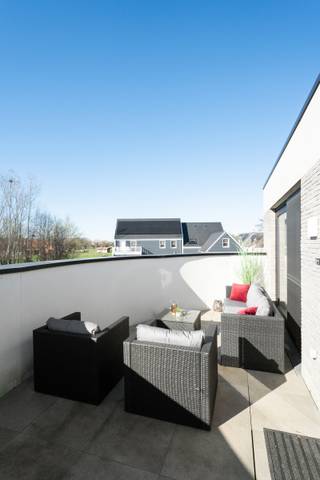 e koop: modern appartement in het centrum van Wielsbeke, op korte fietsafstand van winkels, scholen en andere voorzieningen.
<p> </p>
<p>Dit uniek pand, gebouwd in 2021, combineert een centrale ligging met een zeer energiezuinig ontwerp (EPC-label A). Gelegen in een residentiële woonkern, geniet u van een rustige omgeving terwijl alle dagelijkse noden binnen handbereik zijn. Het appartement is ideaal voor wie comfort, stijl en duurzaamheid wil combineren.</p>
<p> </p>
<p>Belangrijkste ruimtes:<br />• Ruime living met veel lichtinval en toegang tot het terras.<br />• Moderne keuken met inductiekookplaat, combi-oven, vaatwasser, koelkast en bar-tablet.<br />• Slaapkamer met voldoende ruimte voor een dubbel bed.<br />• Badkamer met inloopdouche, wastafel in meubel en ingemaakte kasten.<br />• Berging met aansluiting voor wasmachine en verwarmingsketel.<br />• Inkomhal en apart toilet.<br />• Terras van 17,8 m².<br />• Staanplaats met berging</p>
<p> </p>
<p>Troeven:<br />• Uniek pand gebouwd in 2021.<br />• Centrale ligging met alle voorzieningen op fietsafstand.<br />• Zeer energiezuinig (EPC-label A).</p>
<p><strong>Dit appartement staat te koop aan een scherpe vanafprijs, ieder hoger bod zal worden voorgelegd aan de eigenaar.</strong></p>
<p>Neem vandaag nog contact op met uw ERA-makelaar voor een bezoek.</p>
<p> </p>
<p>JOUW DROOMAPPARTEMENT. ZO GEVONDEN!</p>