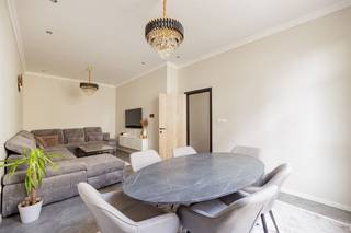 <p><span> </span></p><p><span>Op zoek naar een ruime, instapklare woning in een rustige, kindvriendelijke buurt? Deze charmante woning in Borgerhout combineert hedendaags comfort met een praktische indeling, op wandelafstand van het groene Krugerpark en met alle voorzieningen binnen handbereik. Ideaal voor gezinnen die ruimte, licht en een goede ligging zoeken!</span></p><p><span> </span></p><p><span>Ruimtelijk & lichtrijk</span></p><p><span>Via de inkomhal, afgewerkt met een onderhoudsvriendelijke tegelvloer en voorzien van natuurlijk licht, kom je binnen in de woning. Van hieruit heb je toegang tot de ruime leefruimte van ca. 28 m², waar salon en eetplaats mooi in elkaar overvloeien. De grote raampartijen zorgen hier voor een aangename lichtinval en een gezellige sfeer.</span></p><p><span>Achteraan bevindt zich de volledig vernieuwde keuken, uitgevoerd in een tijdloos design met witte greeploze kasten en een donker werkblad. Je beschikt hier over kwalitatieve toestellen, waaronder een 5-pits gasfornuis, oven, vaatwasser en Smeg koelkast en diepvries. De elektrische lichtkoepel zorgt voor extra daglicht, wat deze ruimte bijzonder aangenaam maakt om te koken en te leven.</span></p><p><span>Aansluitend vind je het aparte gastentoilet en de compacte, zuidgerichte koer – ideaal voor een koffietje in de zon.</span></p><p><span> </span></p><p><span>Comfort & ruimte</span></p><p><span>Op de eerste verdieping geeft de nachthal toegang tot twee volwaardige slaapkamers en een uitzonderlijk ruime badkamer. Deze is uitgerust met een grote inloopdouche, een tweede toilet, een lavabomeubel en aansluitingen voor was- en droogmachine, netjes verwerkt in maatkasten.</span></p><p><span>De tweede verdieping herbergt nog eens twee slaapkamers, waarvan één met toegang tot de zolderruimte. De kamers zijn afgewerkt met een laminaatvloer en bieden tal van mogelijkheden: kinderkamers, bureau of hobbyruimte.</span></p><p><span> </span></p><p><span>Extra bergruimte vind je zowel op zolder als in de kelder, ideaal voor stockage. De indeling van de woning is overzichtelijk en praktisch, zoals ook duidelijk blijkt uit het grondplan.</span></p><p><span> </span></p><p><span>Rustig wonen vlakbij groen en stad</span></p><p><span>De woning is gelegen in een rustige straat in Borgerhout, vlakbij het Krugerpark, waar je heerlijk kunt wandelen, sporten of ontspannen. In de buurt vind je tal van winkels, scholen en openbaar vervoer. Dankzij de vlotte verbinding naar de Ring ben je bovendien snel in en uit de stad.</span></p><p><span> </span></p><p><span> </span></p>