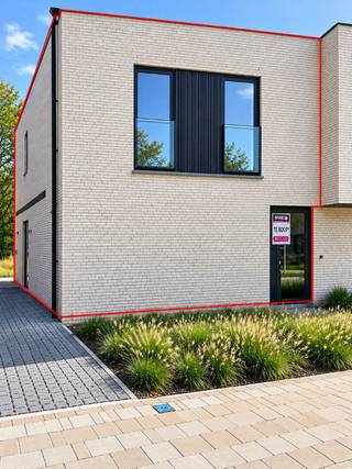 <strong>Halfopen nieuwbouwwoning te koop – Monica Vancloosterstraat, Roeselare (Beveren)</strong><br /><br />Deze moderne<strong> halfopen nieuwbouwwoning </strong>maakt deel uit van een stijlvol nieuwbouwproject in de rustige Monica Vancloosterstraat te Roeselare (Beveren).<br />Met een perceel van <strong>284 m²</strong> en een doordachte indeling biedt deze woning comfort, ruimte en energiezuinig woonplezier.<br /><br /><strong>Indeling gelijkvloers</strong><br />Via de inkomhal kom je binnen in de <strong>lichtrijke leefruimte met open keuken</strong>, ontworpen voor maximaal licht en een ruimtelijk gevoel. Aansluitend bevindt zich een <strong>grote berging van 10 m²</strong>, ideaal als voorraad- of wasruimte.<br />De woning beschikt verder over een <strong>tuinberging, carport, ruime oprit, terras</strong> en een aangelegde tuin — perfect om meteen zorgeloos te genieten van je nieuwe thuis.<br /><br /><strong>Indeling verdieping</strong><br />Op de bovenverdieping vind je een functionele <strong>nachthal</strong>, die ook de mogelijkheid biedt om een <strong>bureau of werkhoek</strong> te creëren.<br />Daarnaast zijn er <strong>drie slaapkamers</strong> (17 m², 9 m² en 9 m²) en een volledig uitgeruste badkamer met<strong> inloopdouche, ligbad en dubbel lavabomeubel</strong>. Een <strong>afzonderlijk toilet </strong>en bovenberging maken deze verdieping volledig.<br /><br /><strong>Energiezuinig & modern</strong><br />Zoals de andere woningen in het project is ook deze woning <strong>energiezuinig </strong>(E-peil ≤ 30) en uitgerust met <strong>zonnepanelen</strong>, een <strong>warmtepomp </strong>en <strong>vloerverwarming</strong>.<br />Dankzij deze technieken geniet je van een laag energieverbruik en een toekomstgerichte woning.<br /><br /><strong>Topligging</strong><br />De woning ligt in een rustige, nieuwe woonomgeving in Beveren (Roeselare), met:
<ul>
<li><strong>Snelle verbinding naar de E403</strong> (Brugge – Kortrijk)</li>
<li><strong>Vlotte bereikbaarheid van het centrum van Roeselare</strong></li>
<li>Winkels, scholen en sportfaciliteiten in de buurt</li>
<li>Een kindvriendelijke woonomgeving met groene accenten</li>
</ul>
<br /><strong>Perceel: 284 m²</strong><br /><br />* Foto's binnenzijde van een gelijkaardige woning *<br /><br />Neem contact voor een vrijblijvend bezoek via <strong>051 21 11 11</strong> of <strong>matias@imfiro.be</strong>