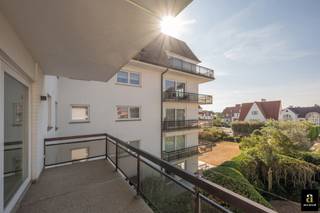 Luxueus gerenoveerd appartement op topligging in het Zoute. Ontdek dit prachtig gerenoveerde appartement in een stijlvolle villaresidentie, op een bevoorrechte locatie vlakbij de wandeldijk van het Zoute, op wandelafstand van het Zwin, het Albertplein en de exclusieve boetieks in de Kustlaan.<br />Indeling: Lichtrijke woonkamer met salon en eetruimte, uitgevend op een zonneterras vooraan met zeezicht én een tweede zonnig terras op het zuiden. Open, volledig ingerichte keuken. Inkomhal met gastentoilet en vestiaire.<br />De master bedroom beschikt over een eigen douchekamer (met toilet). Tweede slaapkamer eveneens met douchekamer en aansluiting voor wasmachine. Beide slaapkamers zijn voorzien van ingemaakte kasten voor optimaal comfort en opbergruimte.<br />Mogelijkheid tot aankoop van een parkeerplaats in de residentie - Private kelder - Gemeenschappelijke fietsenberging.<br />Contacteer ons om een bezoek in te plannen.