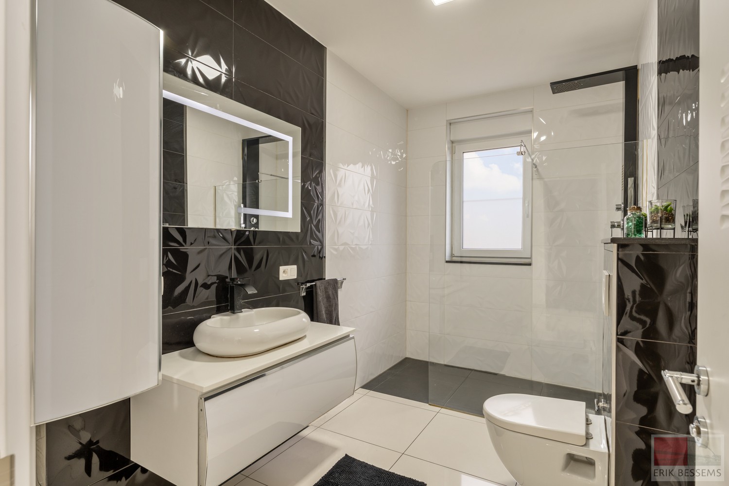 Prachtige en ruime woning met een woonoppervlakte van ca. 277 m², gebouwd in 2018 met vloerverwarming en voorzien van 5 volwaardige slaapkamers en 3 badkamers - photo 5