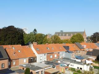 Modern en energiezuinig appartement (92 m²) met terras en garage – Instapklaar!<br />Op de 4de en bovenste verdieping van een recent gebouw (bereikbaar via lift én trap) bevindt zich dit ruime en lichtrijke appartement met een bewoonbare oppervlakte van 92 m².<br />Indeling:<br />Inkomhal met apart gastentoilet<br />Zonnige leefruimte met veel natuurlijke lichtinval<br />Volledig uitgeruste eetkeuken met koelkast, vaatwasser, kookplaat met dampkap en combi-oven<br />Praktische berging/wasplaats aansluitend aan de keuken<br />Badkamer met comfortabele inloopdouche<br />Groot overdekt terras van 13 m²<br />Extra troeven:<br />Ondergrondse parkeerplaats inbegrepen<br />Privatieve kelderberging<br />Gemeenschappelijke fietsenstalling met plaats voor 2 fietsen<br />Energiezuinig (EPC-label A)<br />Elektriciteit volledig goedgekeurd<br /><br />Dit instapklare appartement combineert comfort, ruimte en duurzaamheid. Ideaal voor wie op zoek is naar modern wooncomfort op een rustige en goed bereikbare locatie.