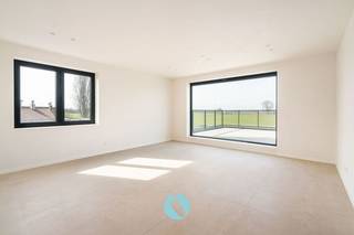 <p>Welkom in Residentie Due, een charmante, kleinschalige nieuwbouwresidentie te Wippelgem. </p><p>Wij bieden het laatste beschikbare appartement op het 1e verdiep aan. Hier ervaart u een instant zengevoel dankzij een royaal Zuidwest gericht terras (40m²) met uniek uitzicht op de akkers en de weilanden.</p><p> </p><p>Het appartement zelf is 135m² groot en specifiek ontworpen met extra aandacht voor maximaal wooncomfort in combinatie met energiezuinig wonen. Voorzien dus van de modernste technieken: warmtepomp, vloerverwarming, ventilatiesysteem C+, zonnepanelen en superisolerende beglazing.</p><p> </p><p>Indeling van het appartement: inkomhal, lichtrijke leefruimte, volledig uitgeruste keuken met groot eiland, gastentoilet, douchekamer, 2de badkamer met vrijstaand bad, ruime berging en drie volwaardige slaapkamers. Het royale terras paalt aan de leefruimte/keuken en is een unieke troef!</p><p>Op het terrein is er mogelijkheid tot aankoop van een garage (met geautomatiseerde sectionaalpoort) en staanplaats.</p><p> </p><p>Dit appartement biedt alle ruimte en luxe van een woning met bovendien het comfort van een appartement.</p><p>Zeer interessant is de mogelijk tot aankoop aan 6% btw tarief! (onder voorwaarden)</p><p><br /><strong>EXTRA VOORDEEL : budget van € 3.630 (incl. BTW) schilderwerken inbegrepen in de verkoopprijs!! (geldig bij aankoop voor 30/09/2026)</strong></p><p> </p><p>Bezoek ter plaatse onthult u het volledige potentieel van dit unieke appartement! </p><p>Steeds mogelijk op afspraak: contacteer hiervoor Steffi telefonisch op 0498/50.50.94 of per mail steffi@vastgoeddevos.be </p>