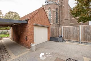 <p><strong><span>Charmante woning met centrale ligging in Kaulille</span></strong></p>
<p><span>Deze charmante arbeiderswoning is gelegen in Kaulillerdorp 46 te Bocholt, in het centrum van de landelijke deelgemeente Kaulille. Dankzij de centrale ligging bevinden bushaltes, scholen en winkels zich op wandelafstand. Voor een uitgebreider winkelaanbod kan je terecht in Bocholt of Bree. Ook de Nederlandse grens ligt vlakbij.</span></p>
<p><span>De woning werd doorheen de jaren gedeeltelijk vernieuwd. Zo werden onder meer de keuken, badkamer, beglazing en verwarmingsinstallatie aangepakt. De belangrijkste renovatie is het dak. Deze werd volledig vernieuwd in 2024. </span><span> De leefruimtes werden omgevormd tot een open en aangenaam geheel, waarbij de praktische keuken het hart van de woning vormt. Aansluitend biedt de veranda een mooi zicht op de compacte tuin.</span></p>
<p><span>Dankzij de praktische indeling en de reeds uitgevoerde vernieuwingen is deze woning uitermate geschikt als starterswoning of als compacte gezinswoning.</span></p>
<p><strong><span>Indeling:</span></strong></p>
<p><strong><span>Gelijkvloers:</span></strong></p>
<ul>
<li><span>Inkomhal</span></li>
<li>
<p><span>Leefruimte met open indeling</span></p>
</li>
<li>
<p><span>Praktische keuken</span></p>
</li>
<li><span>Wasplaats</span></li>
<li>
<p><span>Veranda met zicht op de tuin</span></p>
</li>
</ul>
<p><strong><span>1ste verdieping:</span></strong></p>
<ul>
<li>
<p><span>Nachthal</span></p>
</li>
<li>
<p><span>3 slaapkamers</span></p>
</li>
<li>
<p><span>Ruime badkamer met ligbad, douche, badkamermeubel en toilet</span></p>
</li>
</ul>
<p><strong><span>Zolder:</span></strong></p>
<ul>
<li>
<p><span>Ruime verder in te richten zolder bereikbaar via een vaste trap ideaal voor een vierde slaapkamer</span></p>
</li>
</ul>
<p><strong><span>Buitenruimte:</span></strong></p>
<ul>
<li>
<p><span>Compacte tuin</span></p>
</li>
<li>
<p><span>Vrijstaande garage met overkapping</span></p>
</li>
</ul>
<p><strong><span>Troeven:</span></strong></p>
<ul>
<li>
<p><span>Scholen, winkels en openbaar vervoer op wandelafstand</span></p>
</li>
<li>
<p><span>Grotendeels vernieuwd, met onder meer het dak, keuken, badkamer, beglazing en verwarmingsinstallatie</span></p>
</li>
<li>
<p><span>Praktische indeling met 3 slaapkamers</span></p>
</li>
<li>
<p><span>Vrijstaande garage en ruime zolder voor extra opslagmogelijkheden<br /></span><span></span></p>
</li>
</ul>
<p><span>Ben jij op zoek naar een charmante woning met een centrale ligging in Kaulille? Neem contact met ons op voor meer informatie of een bezichtiging. We helpen je graag verder!</span></p>