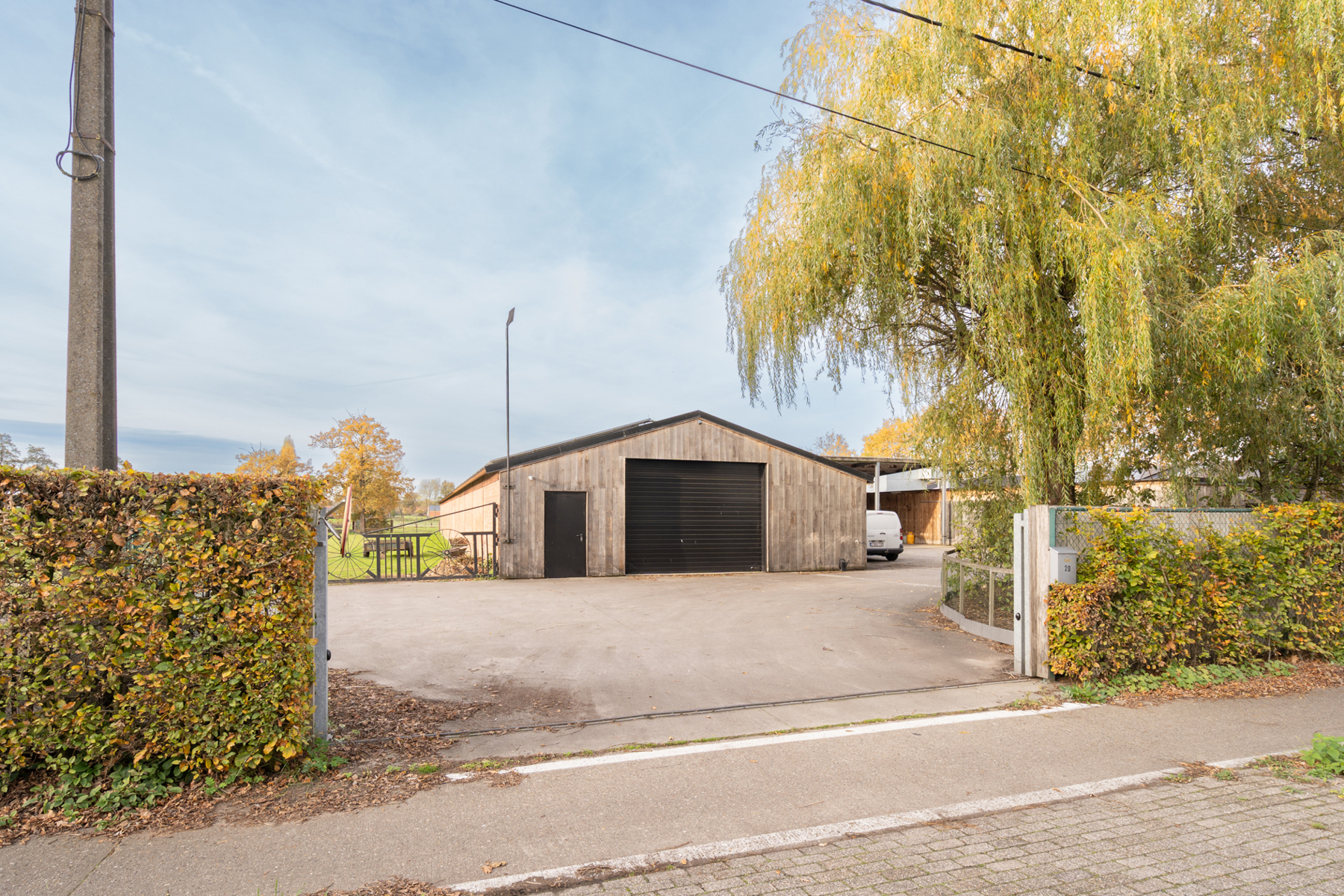 MAGAZIJN VOOR OPSLAG VAN 600m² GUNSTIG GELEGEN TEN OPZICHTE VAN DE DOORGAANDE WEGEN EN E19 - foto 1