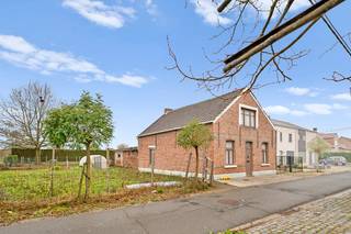 TOP GELEGEN  ALLEENSTAANDE TE RENOVEREN WONING MET SCHUUR OP 777 m2RUSTIGE OMGEVING MET ZICHT OP GROEN !MOOIE STRAATBREEDTE leefruimte, ruime keuken...