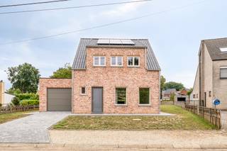 Mooi gelegen volledig energetisch gerenoveerde woningDeze hoogwaardig afgewerkte zeer energiezuinige woning (A label) bestaat uit inkomhal met...