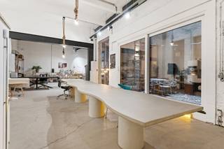 <p>Dit handels gelijkvloers geniet van een AAA-locatie op ’t hippe eilandje, vlakbij tal van toffe hotspots waaronder het MAS, gezellige restaurants en trendy bars. Met de nabijheid van belangrijke invalswegen, verschillende parkings en een goede verbinding met zowel tram als bus, scoor je hier eveneens een vlotte bereikbaarheid!</p>
<p>Daarnaast biedt dit pand eindeloos veel mogelijkheden: met een benutbare oppervlakte van 185 m², een praktische polyvalente indeling en een super gezellige buitenruimte, heb je hier alle opportuniteiten en plek om jouw ondernemingsdroom tot leven te brengen. Bovendien blinkt elke ruimte uit met een industriële, moderne look dankzij de hoge plafonds, betonnen vloeren en het gebruik van strakke, zwarte accenten. Voor extra comfort werd er een geïnstalleerde keuken en uiteraard een toilet voorzien.</p>
<p>Tover jij dit eigendom om in een atelier, een kantoor of eerder een architectenbureau? Plan snel een bezoek in en laat de ruimtes voor zich spreken!</p>
<p><strong>Maandelijkse kosten </strong>Provisie van € 141,00 met een jaarlijkse afrekening (inclusief onderhoud, water en elekrticiteit gemene delen, verzekeringen, syndicus, etc).</p>
<p><strong>Technische gegevens: Kelderberging aanwezig! </strong>Centrale verwarming op gas via een condenserende ketel (individueel), HR-beglazing in PVC.</p>
<p><strong>Stedenbouwkundige inlichtingen in aanvraag, bodemattest aanwezig. Asbestveilig (maar mogelijks niet asbestvrij). Bevindt zich niet in een risicozone voor overstromingen (P- en G-score C). Renovatieverplichting niet van toepassing.</strong></p>