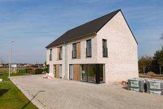 Deze kleinschalige verkaveling combineert open en halfopen bebouwingen in een rustig woonerf, op een uiterst vlot bereikbare locatie nabij het centrum van Torhout, de ring en belangrijke invalswegen. De woningen worden gerealiseerd in een moderne, landelijke architectuur met twee bouwlagen en een hellend dak.<br /><br />De woningen zijn ontworpen met oog voor hedendaags wooncomfort, energiezuinigheid en een praktische indeling. Er is bovendien de mogelijkheid om de woning uit te breiden tot vier slaapkamers, ideaal voor gezinnen of wie extra ruimte wenst.<br /><br />Troeven:<br />•⁠ ⁠Mogelijkheid tot 4 Volwaardige slaapkamers<br />•⁠ ⁠Open leefruimte met keuken<br />•⁠ ⁠Vloerverwarming<br />•⁠ ⁠Lucht/water warmtepomp<br />•⁠ ⁠Zonnepanelen<br />•⁠ ⁠Regenwaterpomp<br />•⁠ ⁠Open en halfopen bebouwingen<br />•⁠ ⁠Modern-landelijke architectuur<br />•⁠ ⁠Rustig woonerf<br />•⁠ ⁠Vlotte verbinding naar centrum Torhout, ring en autosnelwegen<br /><br />Alle vermelde prijzen zijn exclusief btw en aankoopkosten. Een gedetailleerde prijslijst is beschikbaar op aanvraag.<br /><br />Voor meer informatie of een afspraak, contacteer Simon via 0498 12 37 08 of via simon@vicusvastgoed.be.