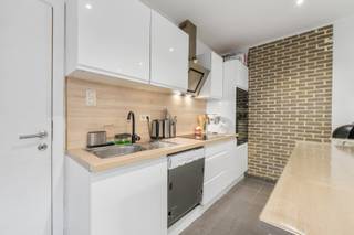 [[ DIT PAND NEEMT DEEL AAN DE ERA OPEN HUIZEN DAG OP 6/12 VAN 11:00 TOT 12:00 ]]
<p>Op een centrale ligging in Okegem, op wandelafstand van station, school en centrum, bevindt zich deze instapklare eengezinswoning. Dankzij de vlotte verbindingen richting Ninove, Pamel, Aalst, Gent en Brussel is dit een ideale uitvalsbasis voor pendelaars.</p>

<p>Het gelijkvloers omvat een inkomhal, inpandige garage, eetkamer, woonkamer, open ingerichte keuken, tweede zithoek en een berging/technische ruimte. Deze extra leefruimte kan perfect dienen als bureau of thuiswerkplek. Buiten is er een onderhoudsvriendelijk terras. De eerste verdieping telt drie slaapkamers en een badkamer. De zolder, bereikbaar via vaste trap, biedt bijkomende inrichtingsmogelijkheden.</p>

<p>Technisch staat de woning bijzonder sterk: conforme elektrische keuring tot 2043, recente centrale verwarming op aardgas en ramen met hoogrendements- en deels driedubbele beglazing.</p>

<p>De woning is momenteel verhuurd aan €900/maand tot 17/02/2025, wat ze zowel geschikt maakt voor gezinsbewoning als voor investeerders die een onmiddellijk rendement wensen.</p>

<p>Troeven:<br />• Centrale ligging nabij station en centrum<br />• Conforme elektrische keuring tot 2043<br />• Recente CV op aardgas<br />• HR- en deels driedubbele beglazing<br />• Inpandige garage + terras<br />• Vaste trap naar zolder met potentieel</p>