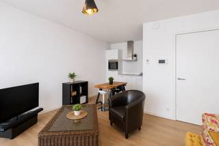 <p><strong>BRUSSEL – In de Tour &amp; Taxis-wijk en in de directe nabijheid van winkels en openbaar vervoer, in het recente "Canal Wharf", appartement met slaaphoek van ±53m² bewoonbare oppervlakte gelegen op de 4e verdieping. Het appartement bestaat uit een inkomhal met aansluiting voor een wasmachine, een lichte woonkamer van ±16,5m² met toegang tot een aangenaam terras van ±5,5m², een open ingerichte keuken (oven, kookplaat, dampkap, koelkast/vriezer, vaatwasser), een mooie slaaphoek van ±11m² en een douchekamer (douche, wastafel, toilet). Provisie voor lasten van € 110/maand (warm water, verwarming, gemeenschappelijke delen). EPC B! Beschikbaar vanaf 01/11/2026. Afmetingen worden ter indicatie gegeven.</strong></p>
<p> </p>
<p><u>Op de 4<sup>e</sup> verdieping:</u></p>
<ul>
<li>Inkomhal met aansluiting voor wasmachine</li>
<li>Woonkamer van ±16,5m² (4,25 x 3,91) met toegang tot terras van ±5,5m²</li>
<li>Open ingerichte keuken (oven, kookplaat, dampkap, koelkast/vriezer, vaatwasser)</li>
<li>Slaaphoek van ±11m² (2,82 x 3,91)</li>
<li>Douchekamer (douche, wastafel, toilet)</li>
</ul>