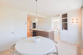 Volledig gerenoveerd hoekappartement afgewerkt met hoogwaardige materialen en met een prachtig zicht op het Zegemeer. Indeling: Inkom met gastentoilet en vestiaire. Volledig geïnstalleerde open keuken afgewerkt met kwalitatieve materialen en aanpalend de eettafel. Aparte ruime berging voorzien van aansluiting voor het plaatsen van een wasmachine en droogkast. Lichtrijk salon uitgevend op het terras vooraan. Vanuit de keuken en leefruimte kan men genieten van een prachtig zicht op het Zegemeer. Masterbedroom met ingemaakte kasten, douche, apart toilet en eigen terras. Tweede en derde volwaardige slaapkamer met ingemaakte kasten en een geconnecteerde douchekamer. Op de bovenste verdieping van de residentie is een extra kamer gelegen met ingemaakte kasten en lavabo. Mogelijkheid tot aankoop van een garagebox met ruime berging in de residentie.