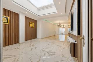 In het hart van Sint-Niklaas, op de Antwerpse Steenweg, bevindt zich deze uitzonderlijk ruime en volledig gerenoveerde gezinswoning. Met een bewoonbare oppervlakte van circa 200 m² en een perceel van meer dan 350 m² biedt deze woning een combinatie van ruimte, comfort en een centrale ligging.
De woning beschikt over een zeer grote leefruimte met aangename lichtinval en voldoende plaats voor een volwaardige zit- en eethoek. Aansluitend bevindt zich de riante, volledig uitgeruste keuken met alle nodige voorzieningen. Ideaal voor gezinnen die belang hechten aan leefcomfort en functionaliteit.
Er zijn drie bijzonder ruime slaapkamers en twee comfortabele badkamers, wat zorgt voor een vlotte gezinsorganisatie of de mogelijkheid tot werken aan huis. De betonnen structuur onderstreept de degelijkheid van de woning. Dankzij de volledige renovatie is het pand instapklaar.
Achteraan bevindt zich een opvallend ruime tuin, een zeldzaamheid voor een centrumligging als deze. De woning is uitgerust met PVC-ramen met HR-dubbele beglazing en centrale verwarming op aardgas. Met een EPC-score D geldt er geen renovatieplicht.
Winkels, scholen, station en belangrijke invalswegen bevinden zich in de directe omgeving, wat deze woning tot een bijzonder interessante opportuniteit maakt. Bel ons nu voor een afspraak op het nummer: 052/46.38.03 en wie weet tot binnenkort! 
