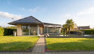 In een residentiële en bijzonder gegeerde wijk van Sint-Idesbald bevindt zich deze uitzonderlijke topvilla, waar ruimte, luxe en...